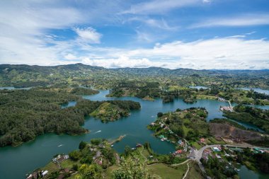 Antioquia, Kolombiya 'nın bulutlu gökyüzünün altındaki Piedra de Guatape' in kuş bakışı görüntüsü