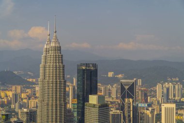 Kasvetli bir günde Petronas Kuleleri 'nin antresi, Kuala Lumpur, Malezya