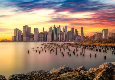 New York silueti üzerinde Old Pier One 'da güzel bir günbatımının uzun pozlu bir görüntüsü..