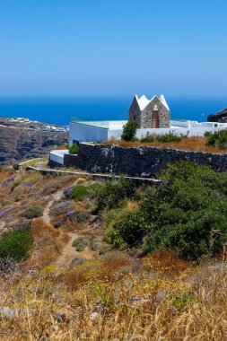 Yazın güneşli bir günde Yunanistan 'ın Santorini kentindeki Oia kıyı kasabasında eski bir bina