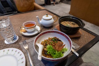 Akşam yemeği için masaya bir salata, çorba ve çay.