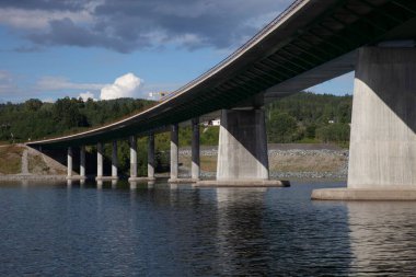 Minnesund Köprüsü 'nün Norveç' teki bir nehir üzerindeki sütunları.