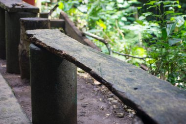 Geleneksel ahşap bir sandalyenin yakın çekim görüntüsü