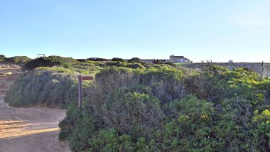 Atlantik Okyanusu kıyısındaki Cape Espichel 'de dramatik uçurumlar. Mekan, Portekiz 'deki sığınak kompleksi ile ünlüdür..