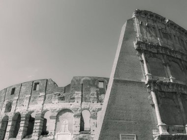 Roma 'daki Kolezyum cephesinin gri tonlu bir görüntüsü.