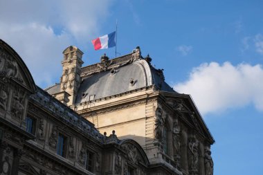 Louvre Müzesi 'nin tepesinde Fransa bayrağıyla güzel bir poz.