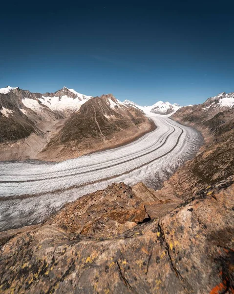Ένα Κάθετο Πλάνο Ενός Παγετώνα Aletsch Στη Μέση Των Βουνών — Φωτογραφία Αρχείου