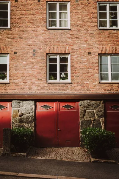 Vertikal Bild Ett Bostadshus Fasad Med Röda Garage — Stockfoto