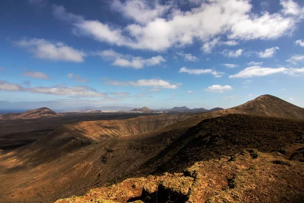青い空と火山の風景の美しい風景 — ストック写真