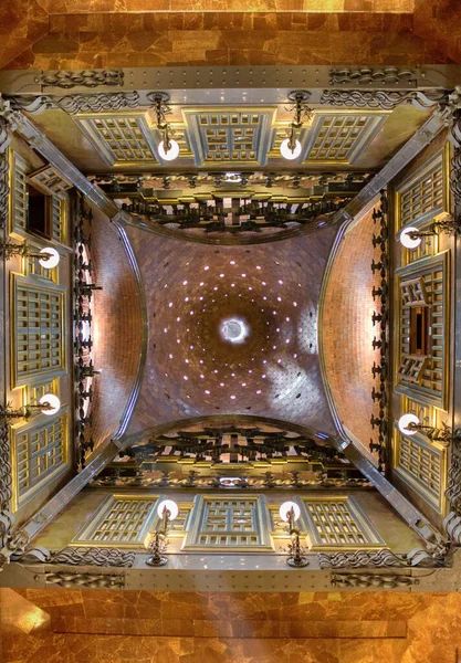 Вертикаль Свода Потолка Внутри Дворца Гуэль — стоковое фото