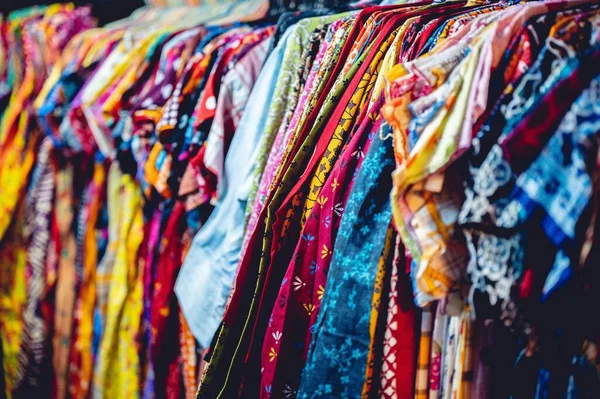 コルカタの市場でインドの服 — ストック写真