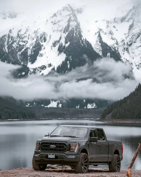 Vertikale Aufnahme Eines Ford 150 Ufer Eines Sees Vor Dem — Stockfoto