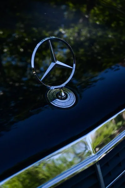 Eine Nahaufnahme Des Mercedes Benz Stern Logos Auf Der Motorhaube
