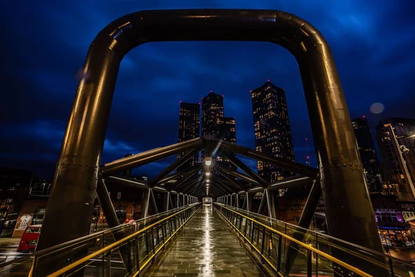 Ночной Вид Динсгейт Сквер Знаменитыми Четырьмя Туалетами Фоне Моста — стоковое фото