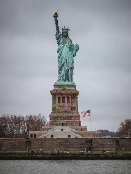 Μια Κάθετη Λήψη Του Αγάλματος Της Ελευθερίας Μια Συννεφιασμένη Μέρα — Φωτογραφία Αρχείου