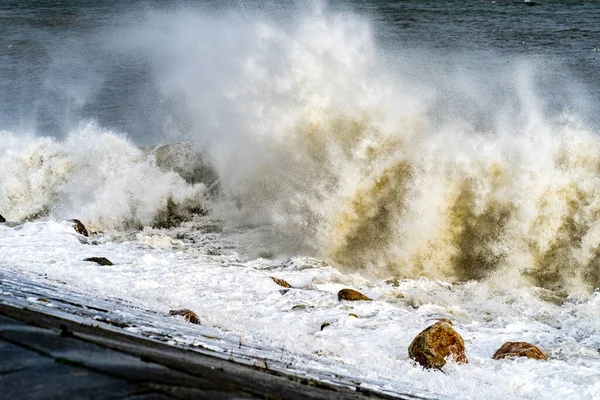 Fırtınalı Deniz Dalgaları Kayalık Bir Sahile Vuruyor — Stok fotoğraf