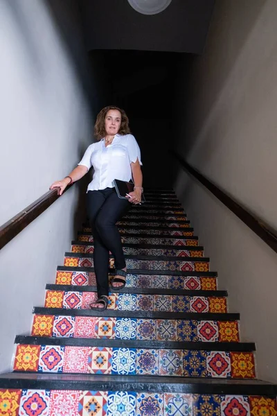 Plano Vertical Una Mujer Bajando Las Coloridas Escaleras — Foto de Stock