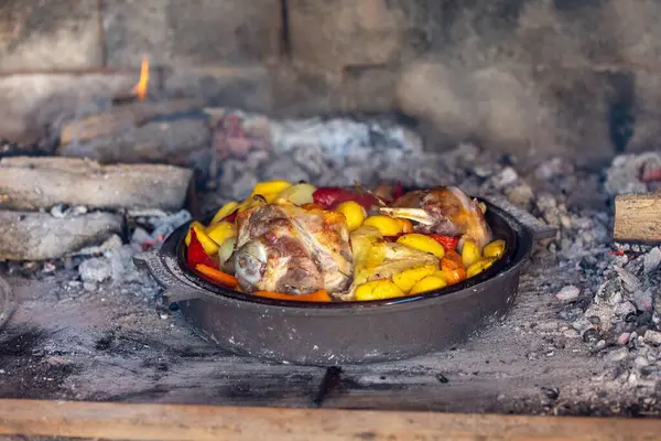 Eine Nahaufnahme Von Fleisch Und Gemüse Die Feuer Zubereitet Werden — Stockfoto