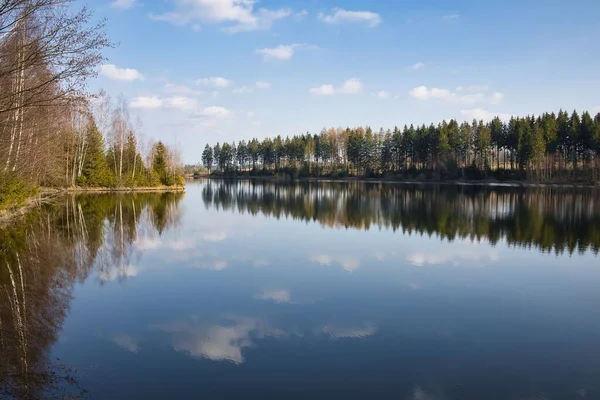 Krásný Přírodní Výhled Jezero Odrazem Oblohy Lesa — Stock fotografie