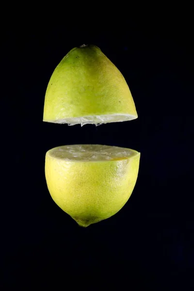 Ett Snitt Citron Isolerad Svart Bakgrund — Stockfoto