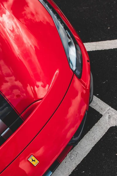 德比郡的一辆汽车正面部分的垂直特写和一辆红色法拉利的前灯相遇了 — 图库照片