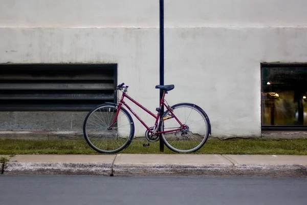 Una Bicicletta Parcheggiata Sulla Strada — Foto Stock