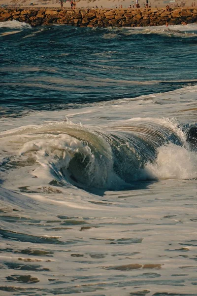Ein Malerischer Blick Auf Eine Schöne Große Welle Eines Meeres — Stockfoto