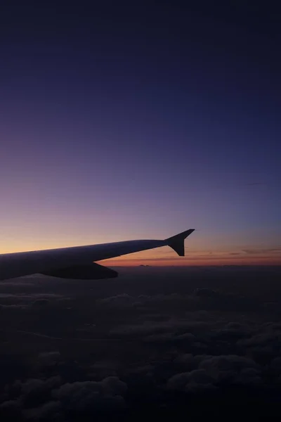 Ein Schöner Blick Auf Einen Flugzeugflügel Bei Sonnenuntergang — Stockfoto