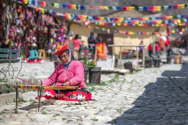 秘鲁库斯科市场上的一位女性 — 图库照片