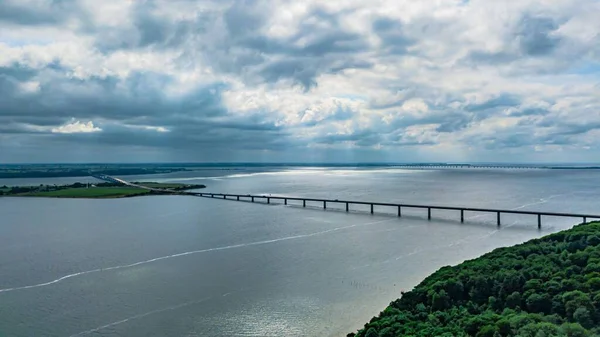 Bir Köprü Manzaralı Gölün Havadan Çekilmiş Bir Görüntüsü Arka Planda — Stok fotoğraf