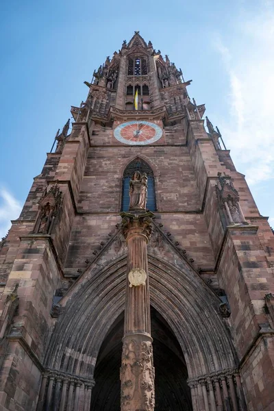 Plano Vertical Bajo Ángulo Catedral Freiburger Munster Contra Cielo Azul — Foto de Stock