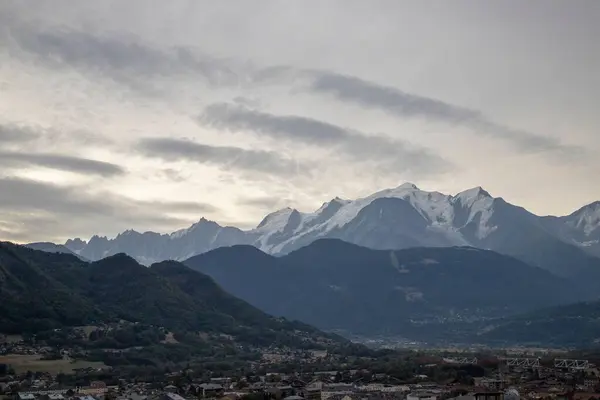 Une Vue Paysage Des Montagnes Enneigées Contre Ciel Nuageux Bleu — Photo