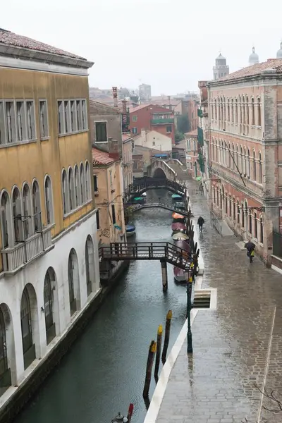 Lodret Skud Kanal Omgivet Gamle Bygninger Tåget Dag Venedig Italien - Stock-foto