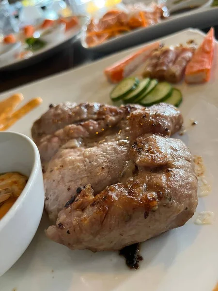 Vertikální Detailní Záběr Vepřového Steaku Připraveného Thajském Stylu — Stock fotografie