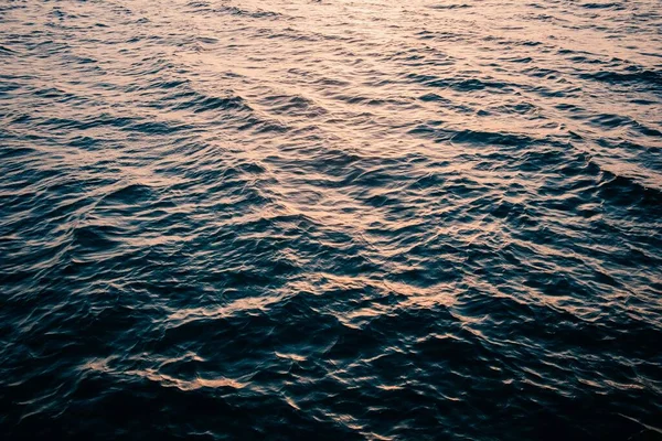 Высокоугольный Вид Небольших Волн Поверхности Глубокого Моря Отражающих Сияние Неба — стоковое фото