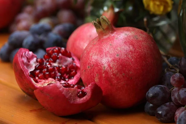 Closeup Cut Ripe Juicy Red Armenian Pomegranate Grapes — Stock Photo, Image
