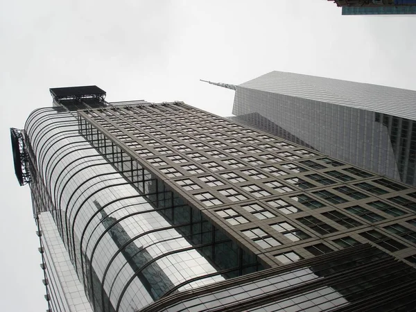 Низькокутний Знімок Високої Сучасної Будівлі Фоні Неба — стокове фото