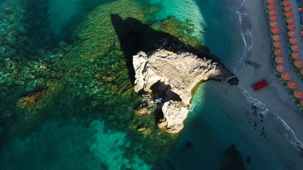 Eine Drohne Aus Der Luft Fotografiert Ein Blaues Meer Mit — Stockfoto