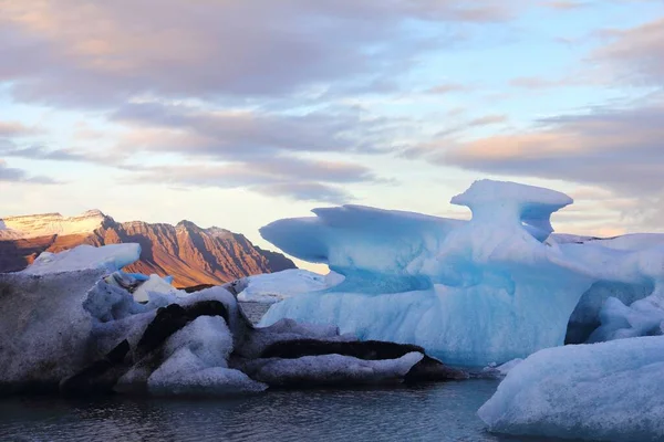 水面に浮かぶ氷山の景色 アイスランドの美しい氷河湖 — ストック写真