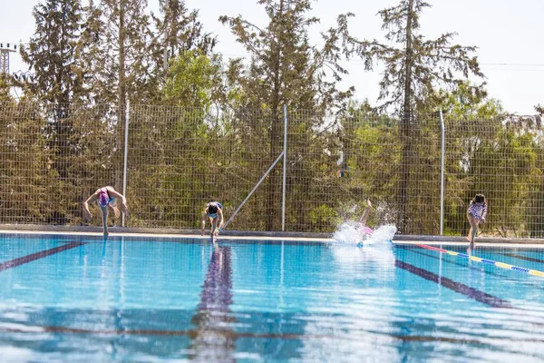 Los Nadadores Mientras Saltan Piscina Una Competición — Foto de Stock