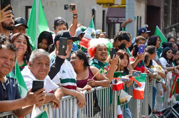 Grupa Szczęśliwych Ludzi Patrzących Kamerę Podczas Parady Dnia Niepodległości Meksyku — Zdjęcie stockowe