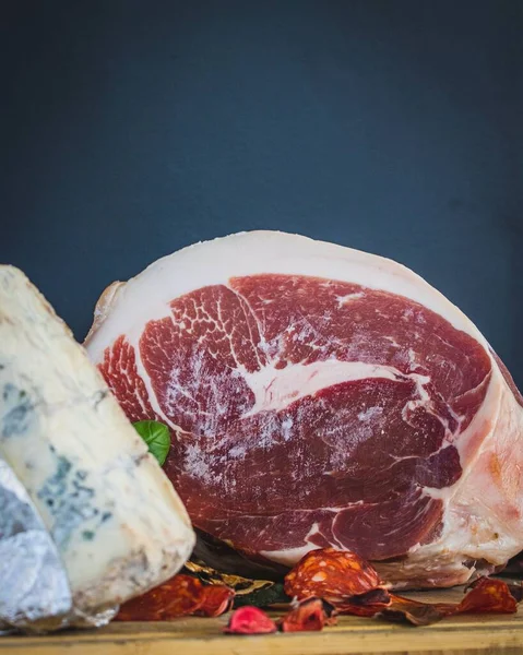 Vertical Shot Fresh Gorgonzola Cheese Parma Ham — Stock Photo, Image