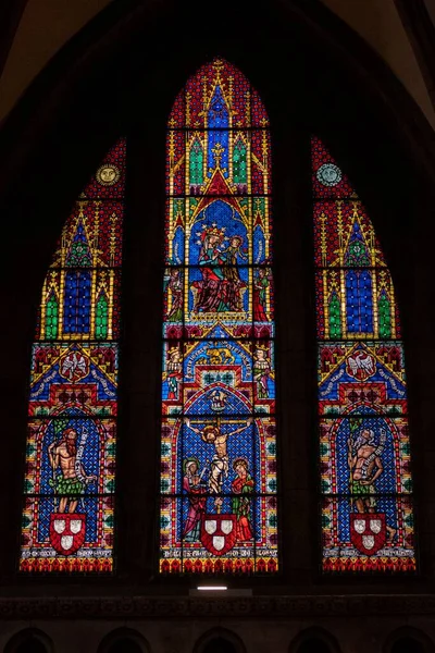 ドイツのフライブルク修道院大聖堂のステンドグラス窓の垂直ショット — ストック写真