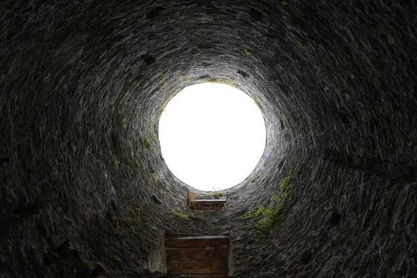 日中の光を示す内側から井戸の穴の低角度のショット — ストック写真