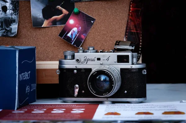 Ένα Κοντινό Πλάνο Μιας Παλιάς Φωτογραφικής Μηχανής Στις Φωτογραφίες Του — Φωτογραφία Αρχείου