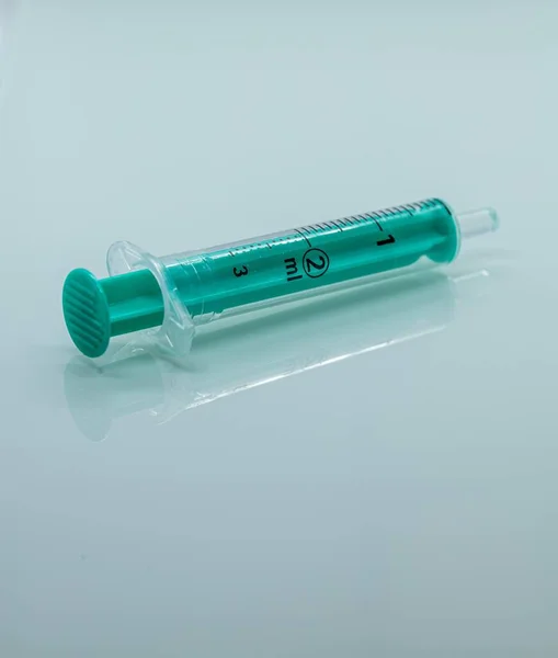 Svislý Záběr Zelené 2Ml Injekční Stříkačky Stůl — Stock fotografie
