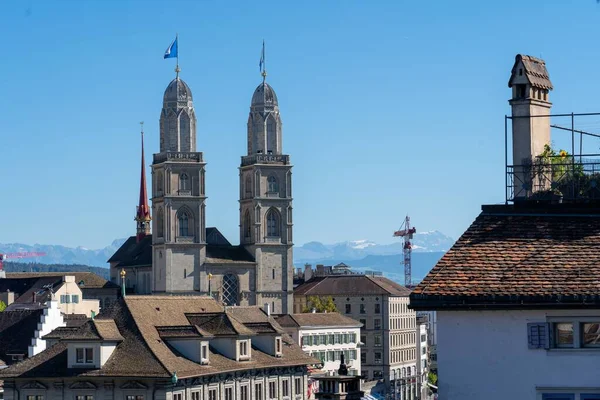 Widok Kościoła Grossmunster Tle Błękitnego Nieba Zurych Szwajcaria — Zdjęcie stockowe