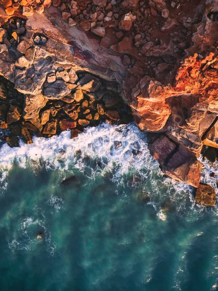 Een Luchtfoto Van Zachte Oceaangolven Die Rotsen Het Strand Spatten — Stockfoto