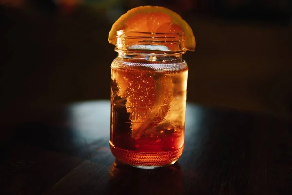 Ein Glas Cocktail Mit Aperol Sprizz Auf Dem Tisch — Stockfoto