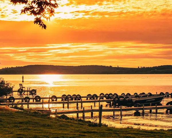 Ein Schöner Blick Auf Einen Orangefarbenen Sonnenuntergang Über Den Docks — Stockfoto
